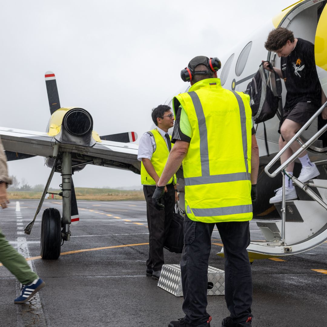 passengers disembarking originair